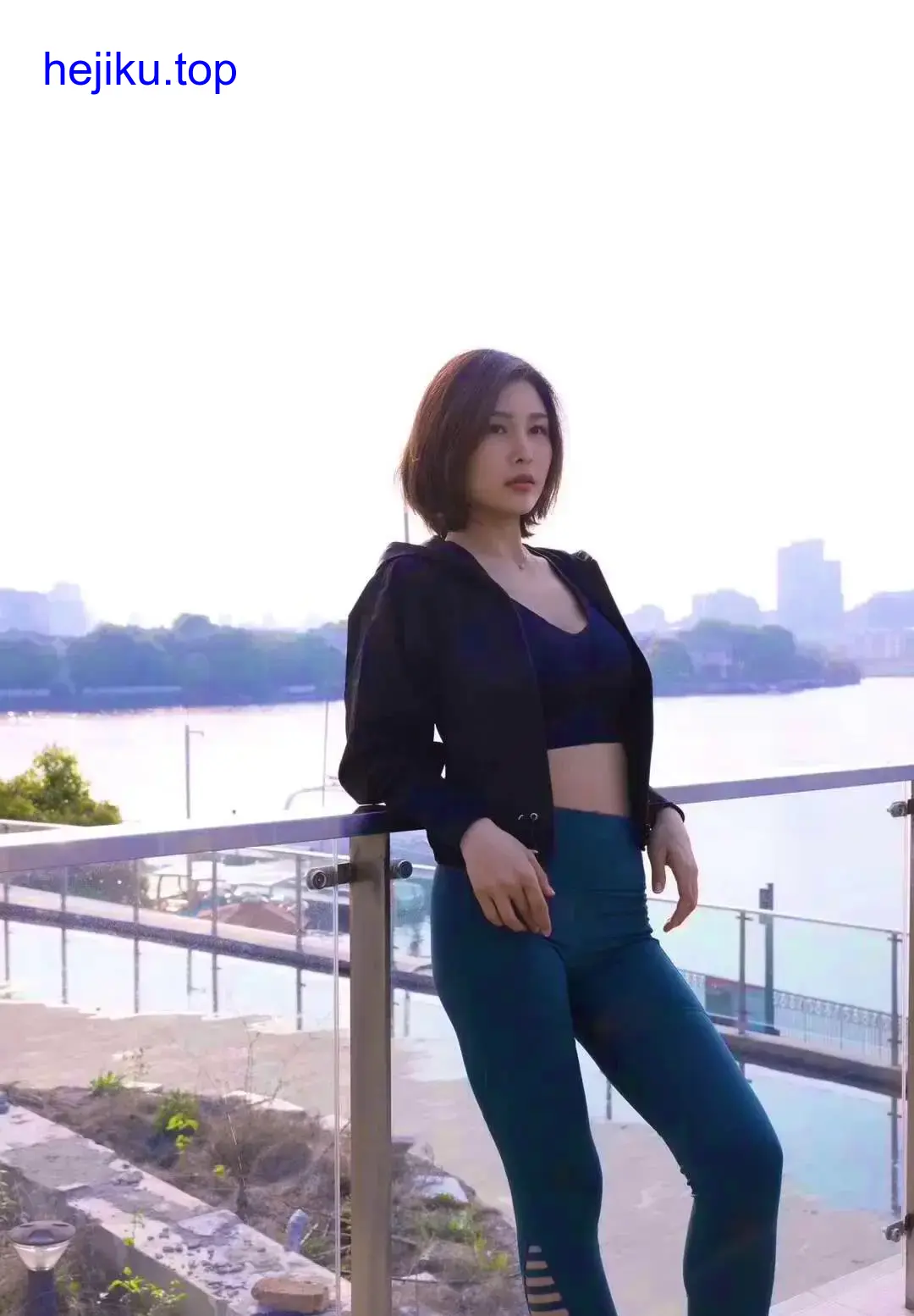 闫盼盼紫色旗袍写真