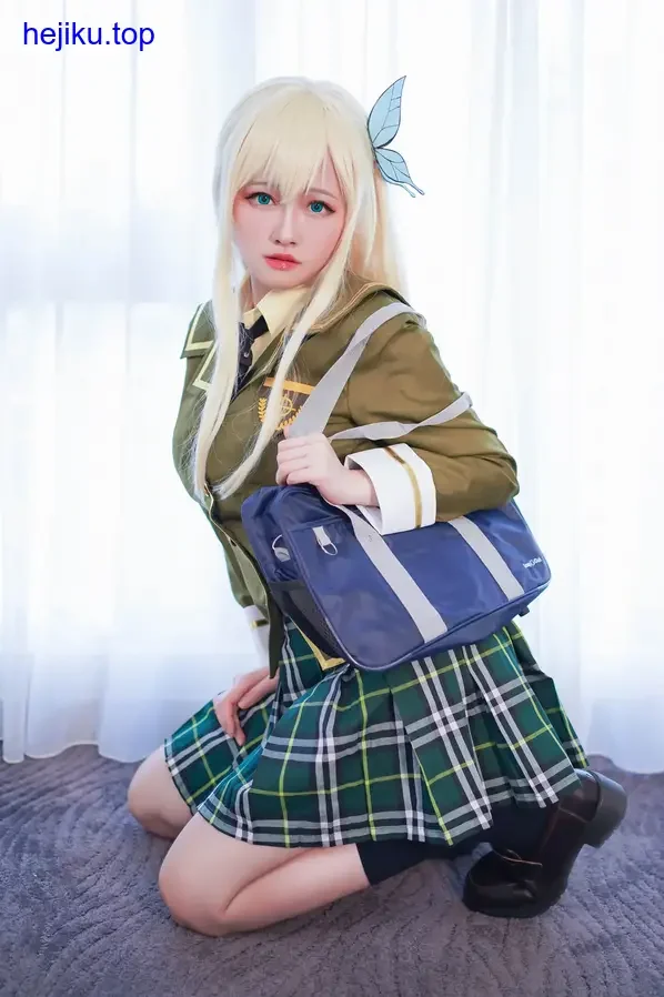 arty亚缇拿钥匙站门口