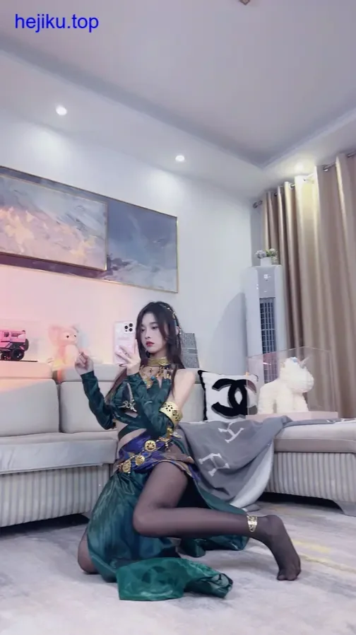 小小奶瓶儿视频服装细节