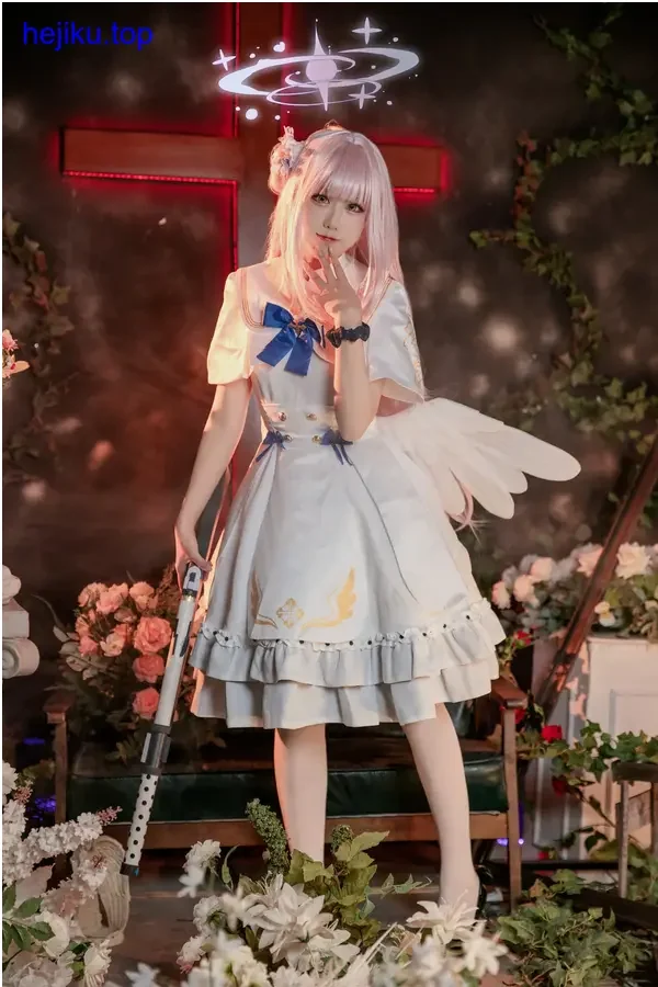 lunananya靠在书架旁