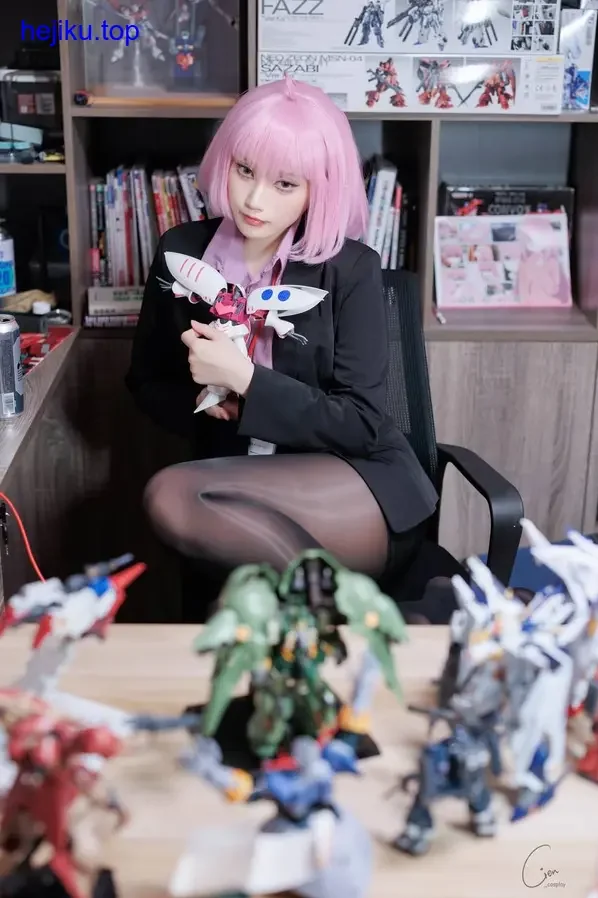 cien恩恩乳胶衣半蹲姿态关节褶皱顺肌肉纹理走线干净