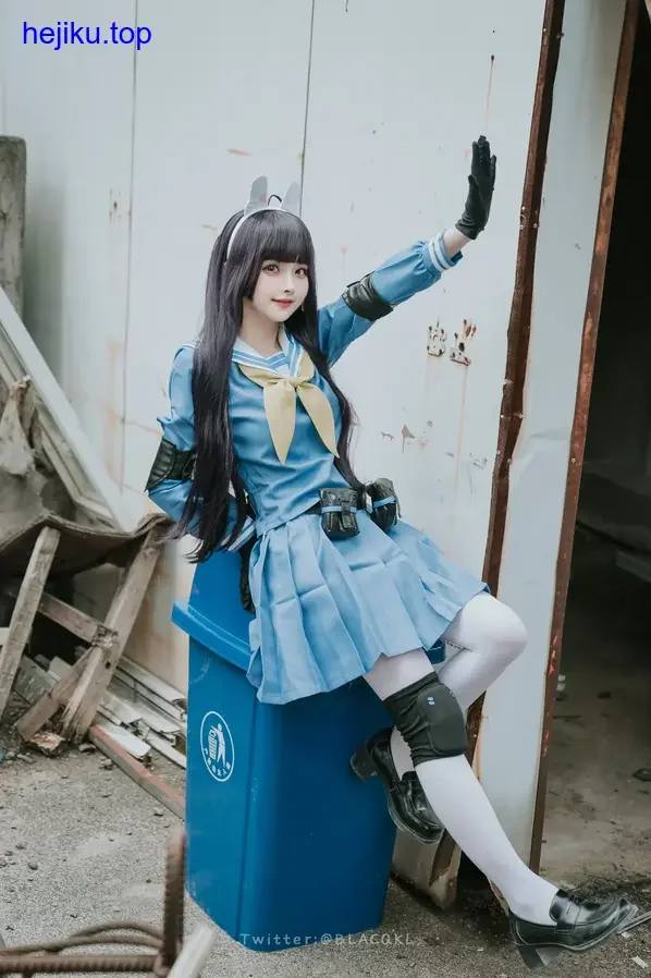 白莉爱吃巧克力捧着道具