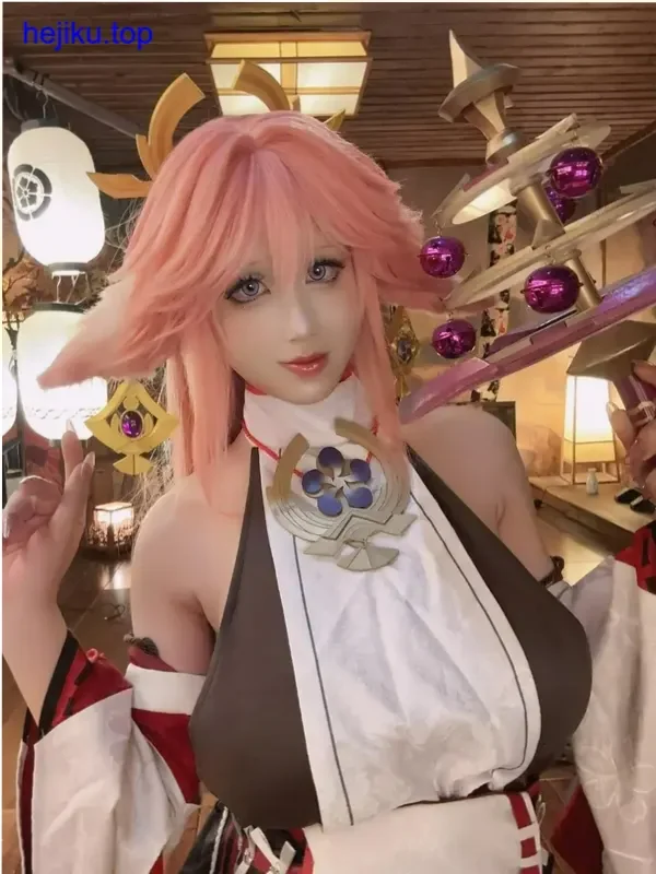 桜满三时申鹤侧身照