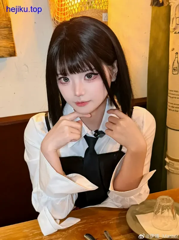 伊喵大师魅魔角色扮演图片 伊喵_master扮演魅魔时凌厉又诱惑的眼神特写