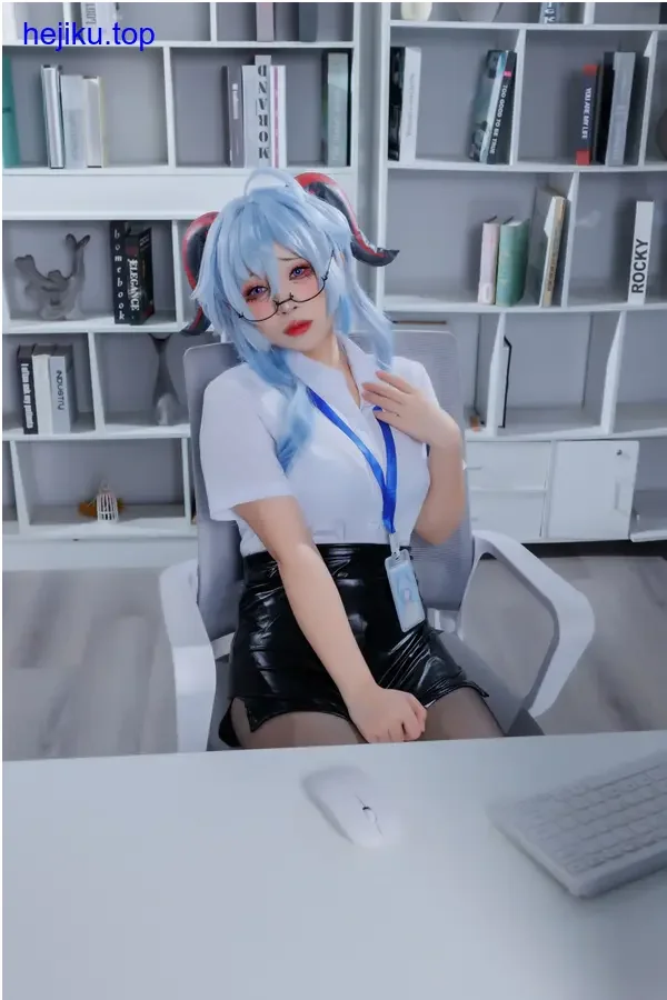 胡桃猫kurumineko扮演凛职阶Saber 盔甲细节和眼神把控到位