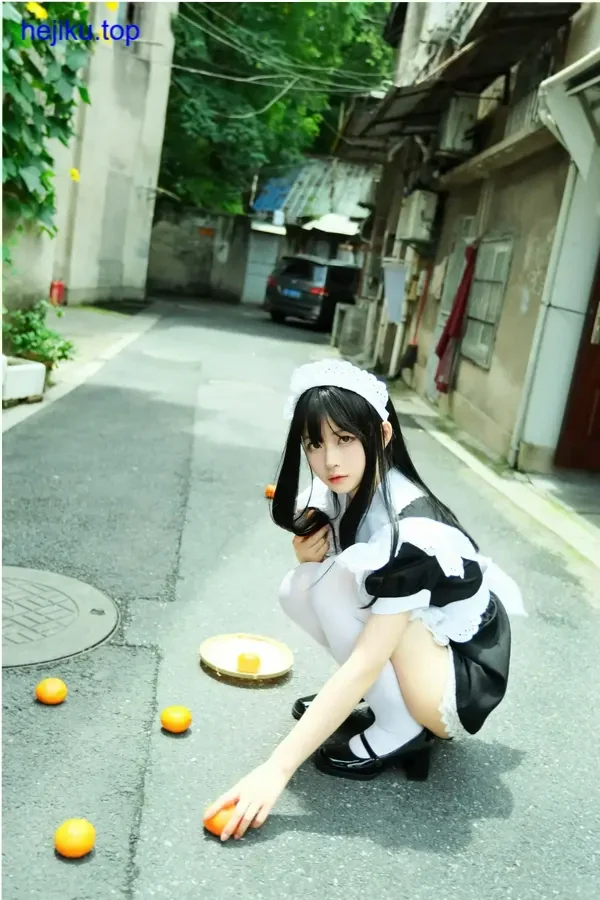 白莉爱吃巧克力cos暖光场景 巧克力道具表面高光和丝绒背景搭配 色调统一舒适