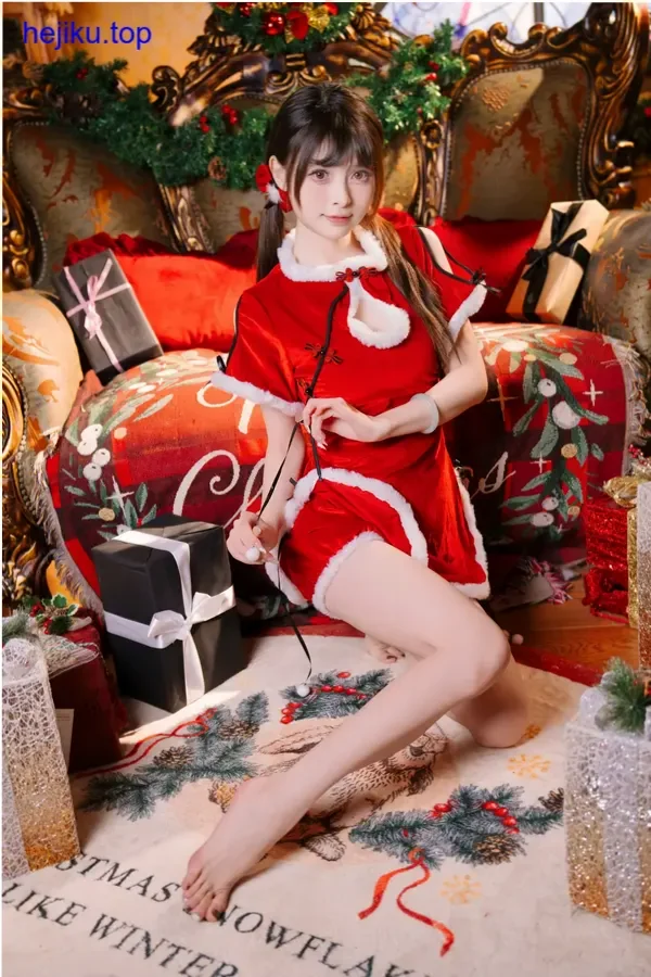 河豚抚子蹲地托腮