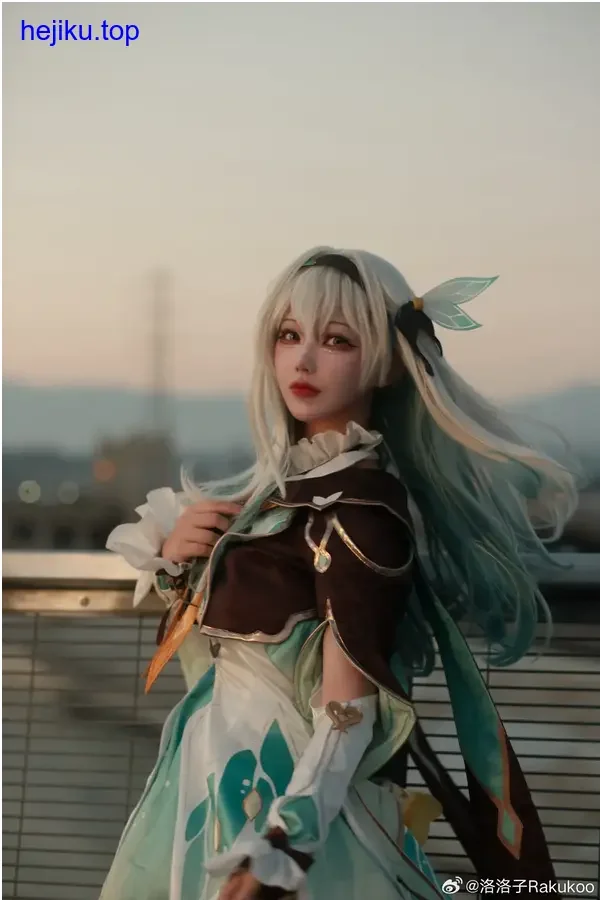 狐洛洛子水中转身动态抓拍