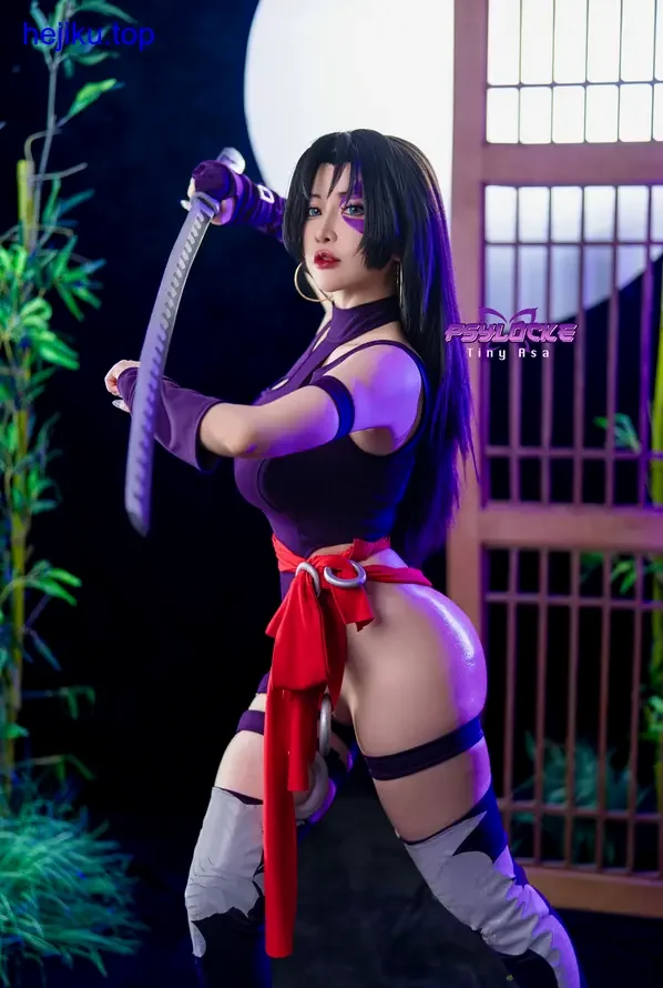 tinyasa手持细剑摆出战斗姿势，还原亚丝娜的经典神态