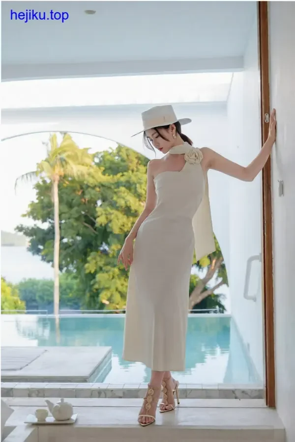 年年nnian实景拍摄的cos图，背景是旧建筑的走廊