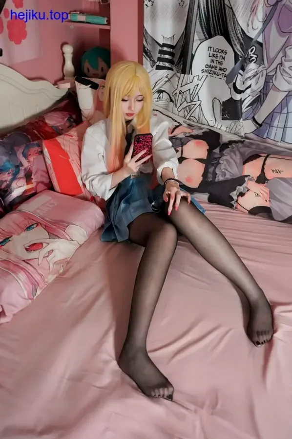 绞肉姬waikure蹲在废墟角落