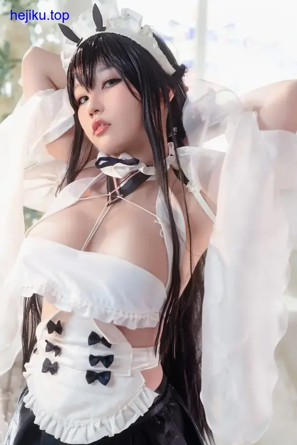 七七娜娜子背对镜头鱼尾垂落水中梦幻构图