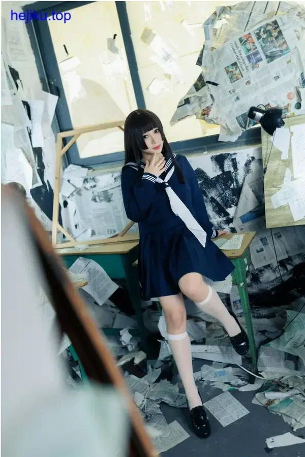 胡桃猫kurumineko坐姿图 侧逆光勾勒头发和肩甲轮廓