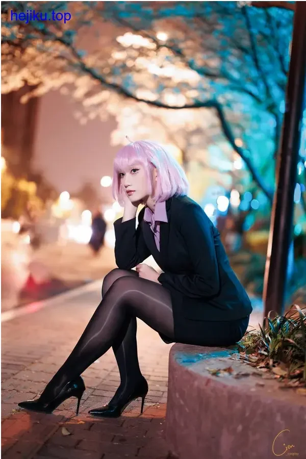 cien恩恩乳胶衣侧身回眸锁骨线条分明材质哑光高光结合