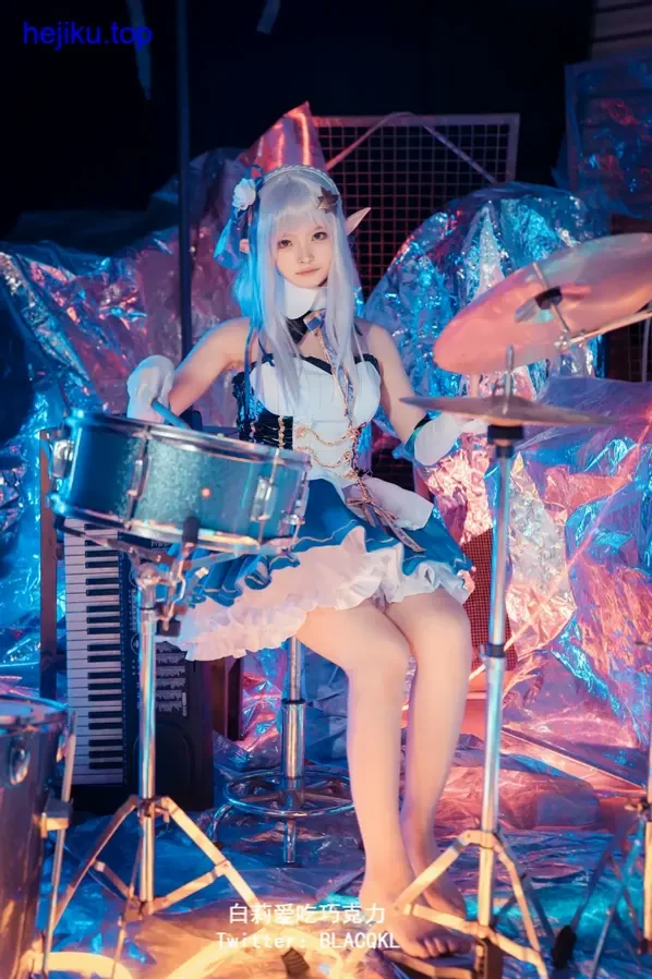 白莉爱吃巧克力cos写真，手持巧克力露出甜美笑容，治愈感满满