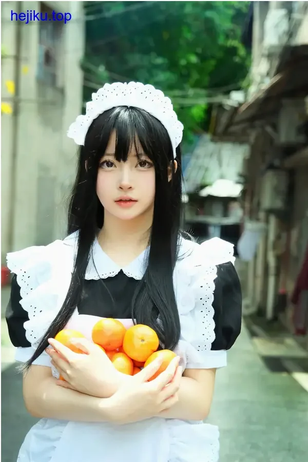 白莉爱吃巧克力不同风格服装造型，每张都拿着巧克力互动