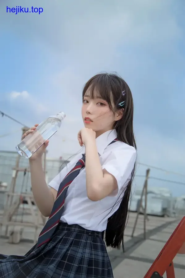 Fushii海堂图片全收录 Fushii海堂站在窗边,半边脸被光斑照亮,形成强烈明暗对比