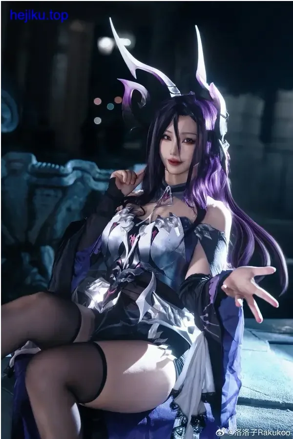 狐洛洛子靠在海底石柱上