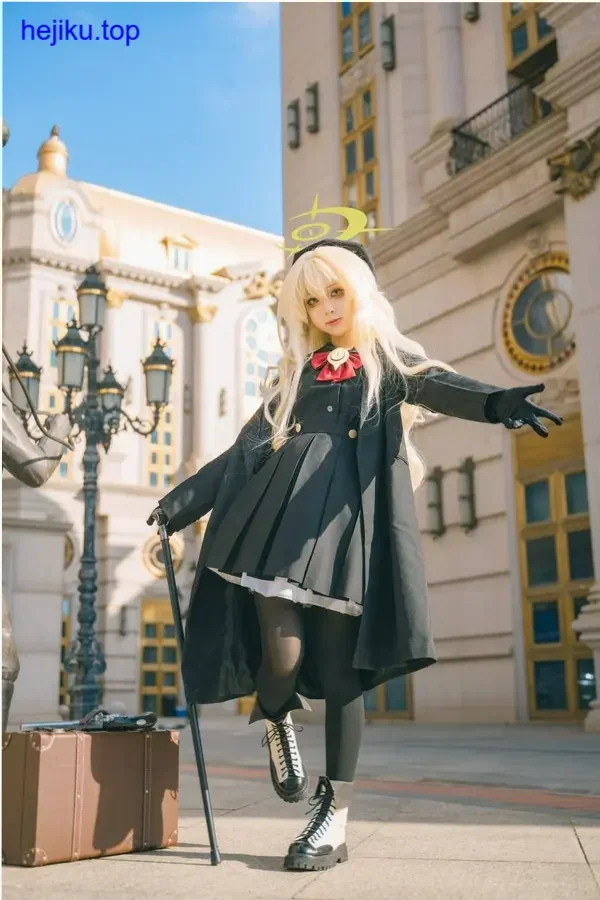 矢量鱼雅努斯整体构图 旧木门背景和破碎镜子道具增加层次