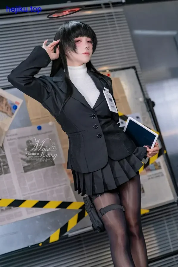 咬一口兔娘cos凯旋归来 披风飞扬英姿飒爽