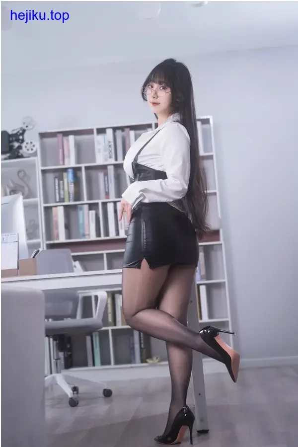 浅安安最新艺术照整体造型展示