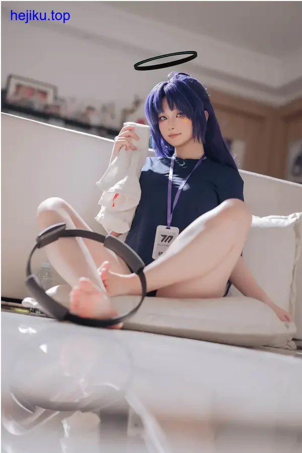 屿鱼穿浅色衣服的半身照