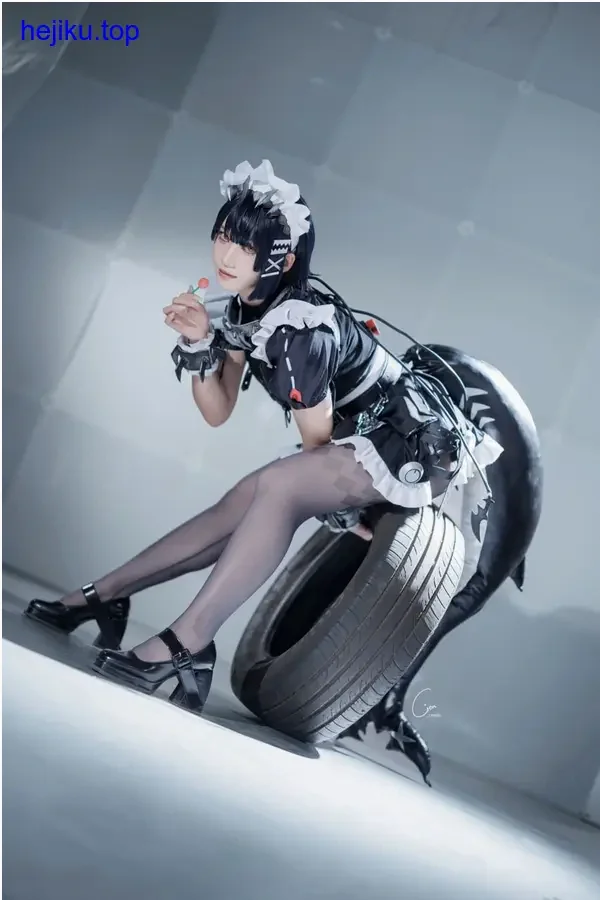 cien恩恩乳胶衣站立远眺全身剪影材质光泽均匀轮廓清晰