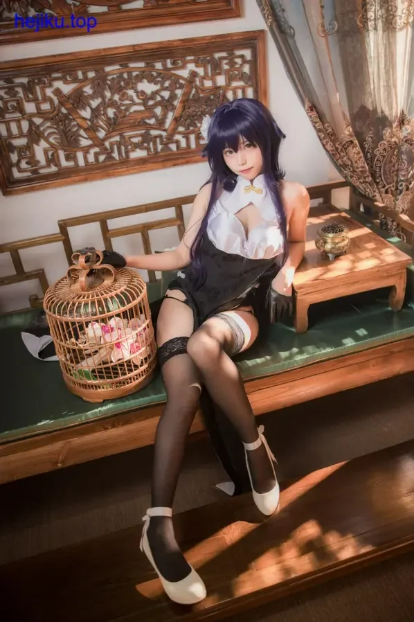 穿华服站在灰墙前面的古风cos
