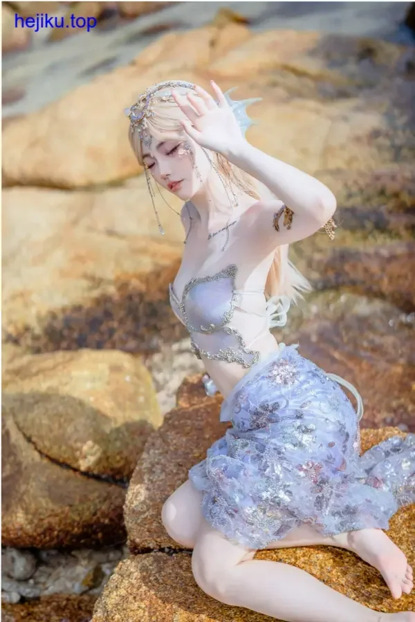 桃良阿宅战斗风格cos，眼神凌厉动作有力