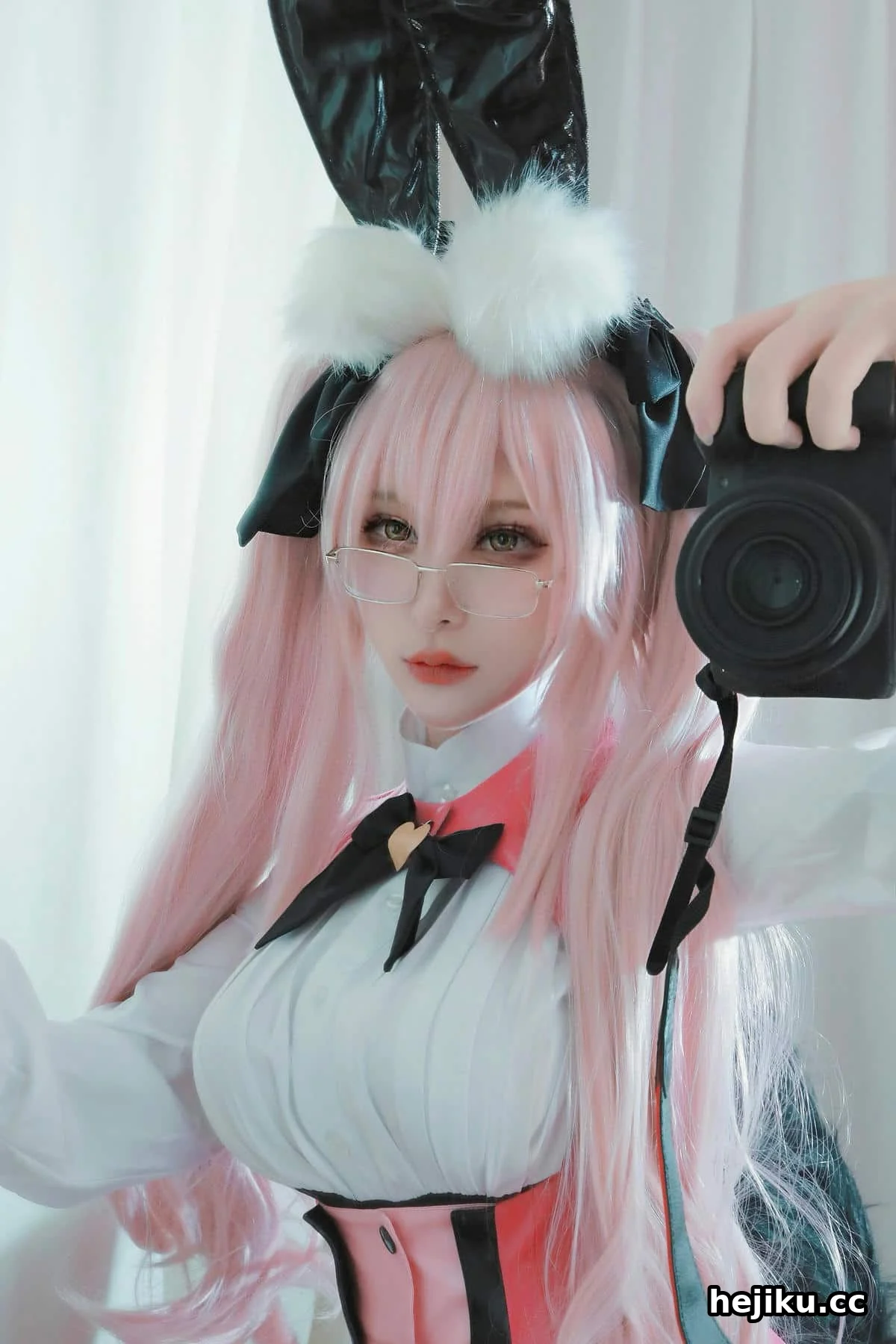 一色雨《领导的女仆》 这组写真把反差萌和职场幻想玩明白了